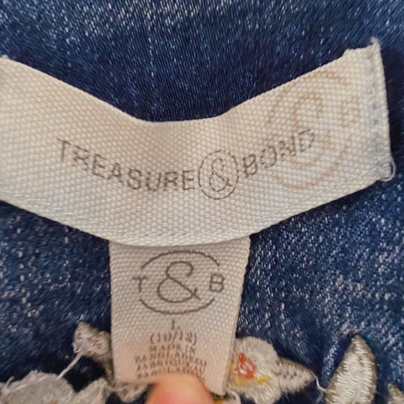 Medium wash denim jacket with flower embroidery! - Picture 4 of 4